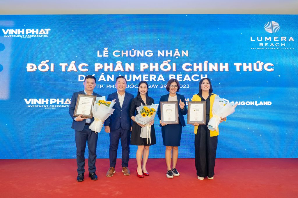 Ông Trần Quang Vinh – Phó tổng GĐ Công ty CP Đầu tư Vinh Phát – Đại diện CĐT trao chứng nhận và chụp hình lưu niệm với các Đại lý phân phối chính thức của dự án.